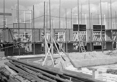 845053 Afbeelding van de bouw van vijftig woningen in de omgeving van het Looplantsoen te Utrecht.